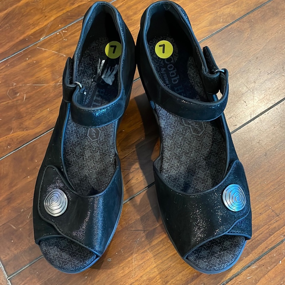 Cobb Hill by New Balance black platform sandals (sz 7)